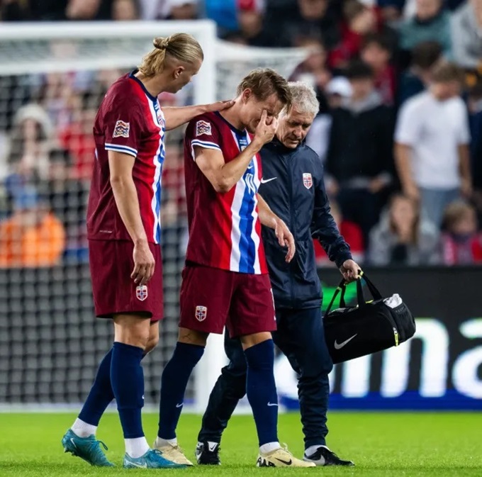 Haaland an ủi Odegaard, người rất có thể bỏ lỡ trận cầu thượng đỉnh với Man City vào ngày 22/9